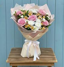 Букет цветов из:  Гвоздики, Орхидеи и Розы в Посёлок государственного племенного завода «Константиново»