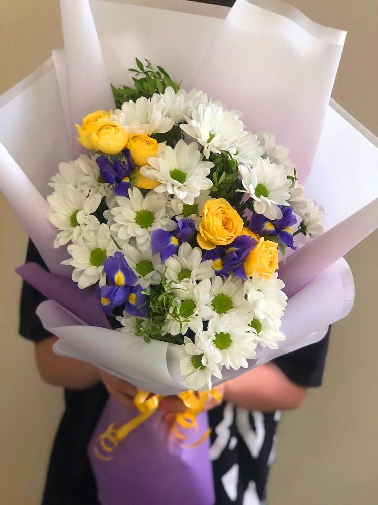 Букет цветов из: Ирисы, Хризантемы и Розы в Посёлок государственного племенного завода «Константиново»