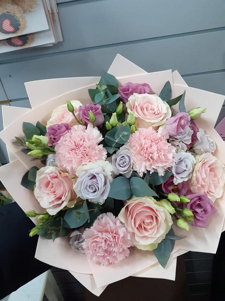 Букет цветов из: Розы, Гвоздики и Лизиантусы в Посёлок государственного племенного завода «Константиново»